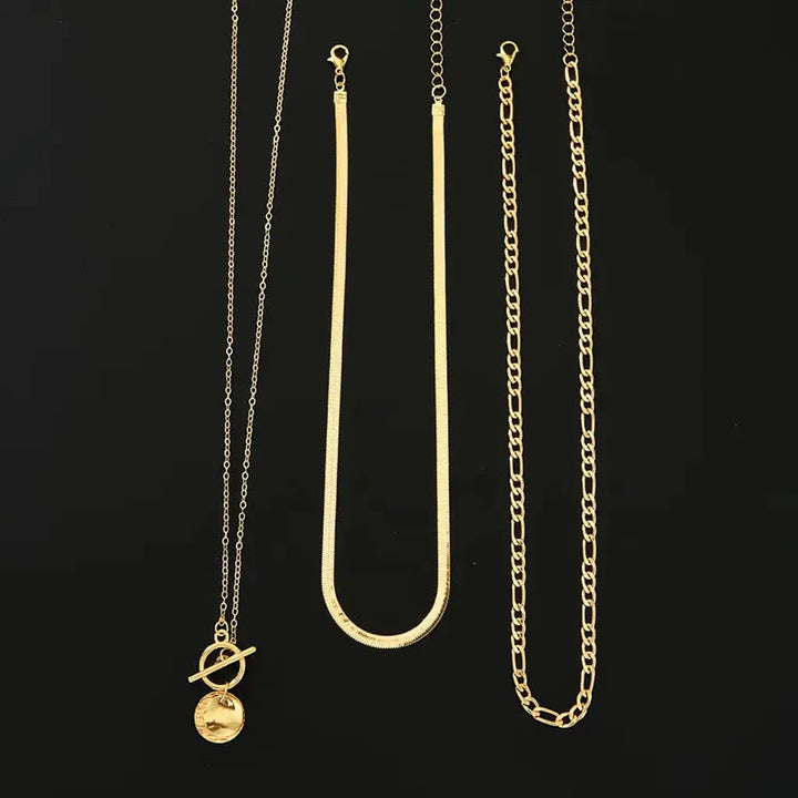 Collar de tres capas con moneda · Dorado