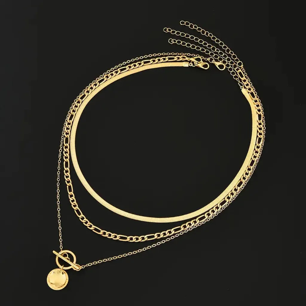 Collar de tres capas con moneda · Dorado