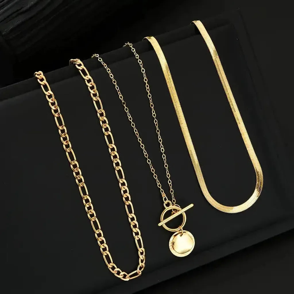 Collar de tres capas con moneda · Dorado