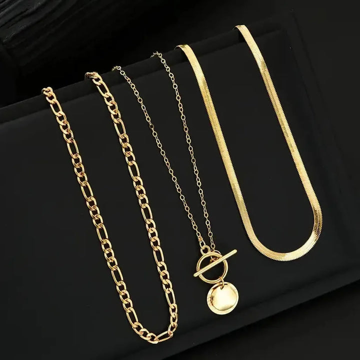 Collar de tres capas con moneda · Dorado
