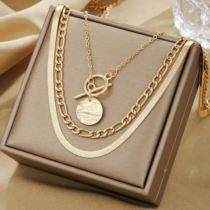 Collar de tres capas con moneda · Dorado