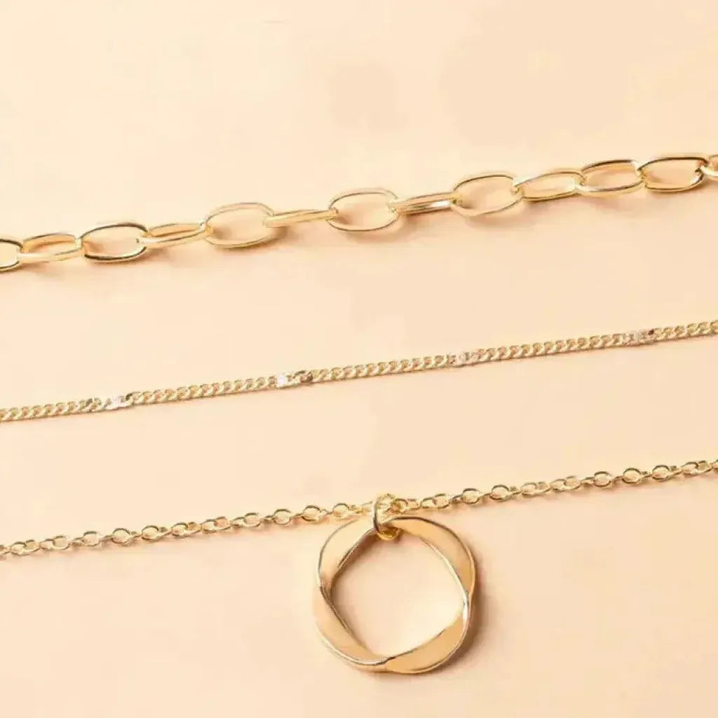 Collar de tres capas con aro retorcido · Dorado