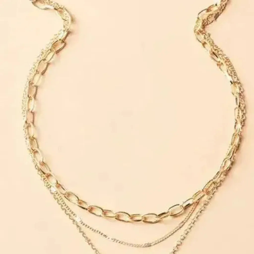 Collar de tres capas con aro retorcido · Dorado