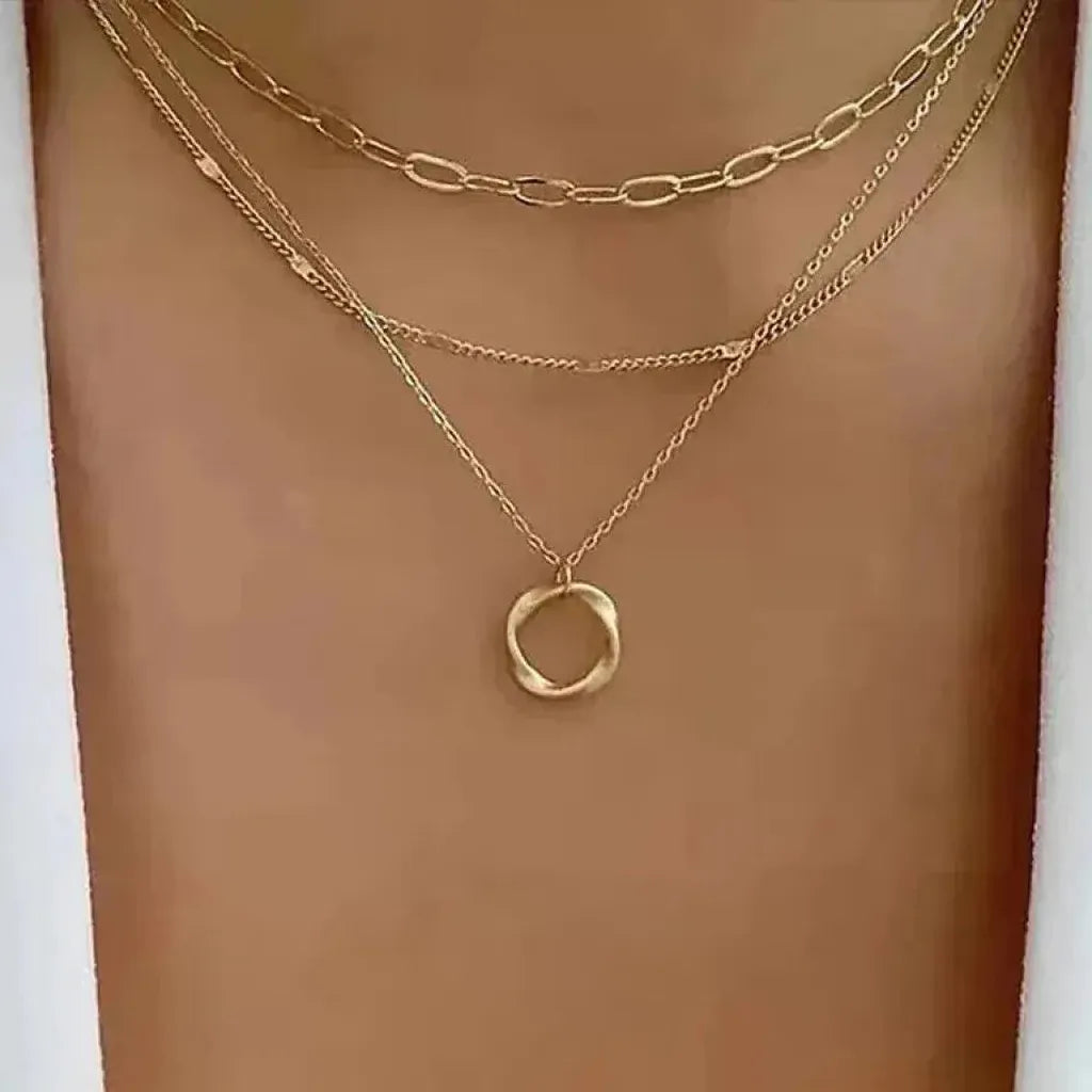 Collar de tres capas con aro retorcido · Dorado