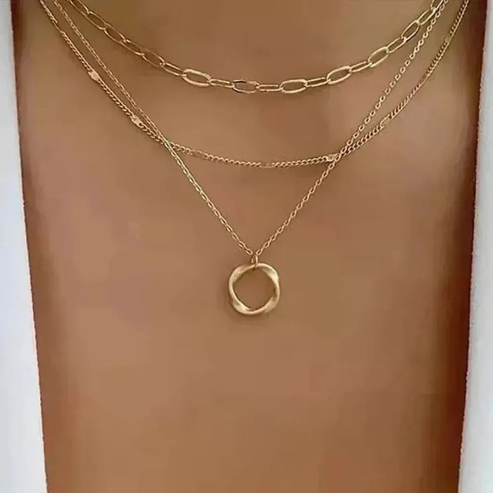Collar de tres capas con aro retorcido · Dorado