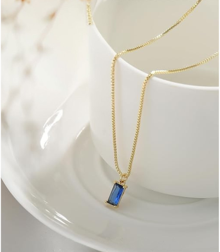 Collar minimalista con colgante azul zafiro · Dorado