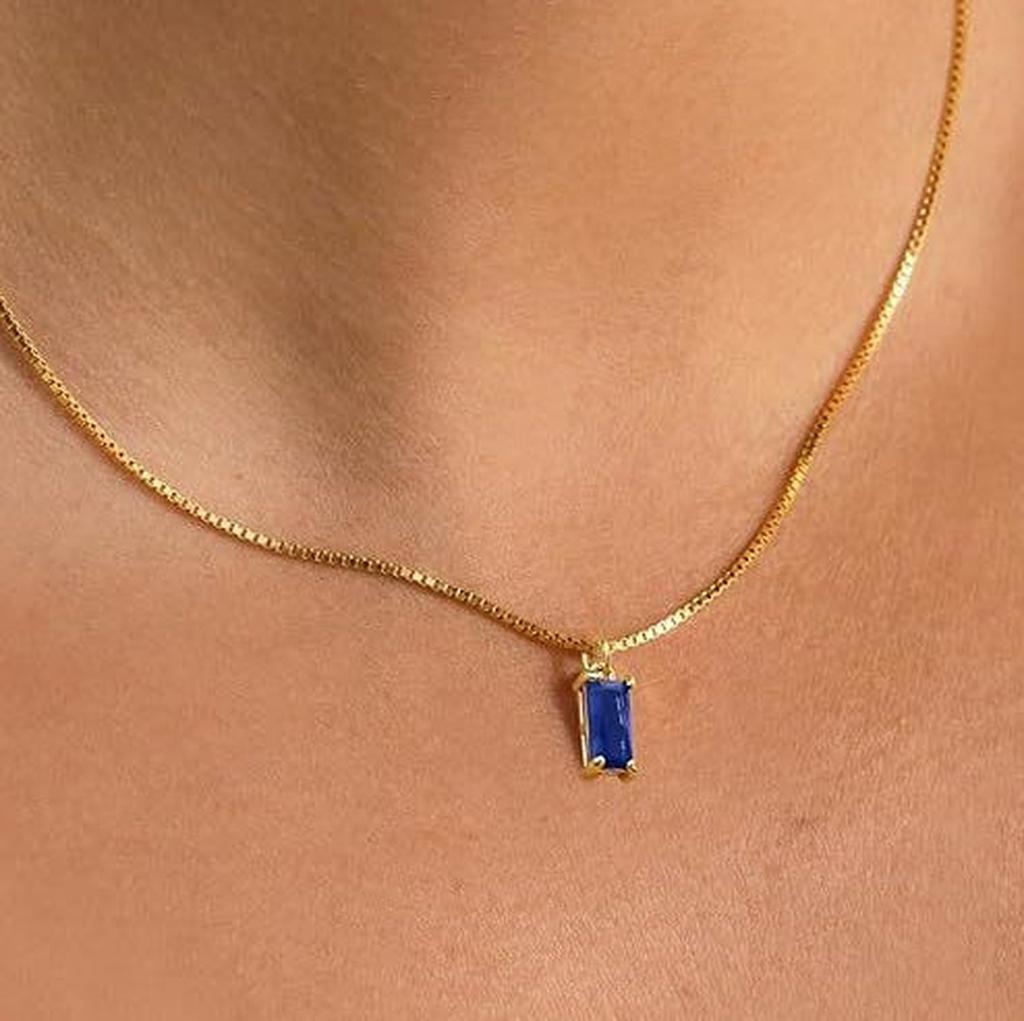 Collar minimalista con colgante azul zafiro · Dorado