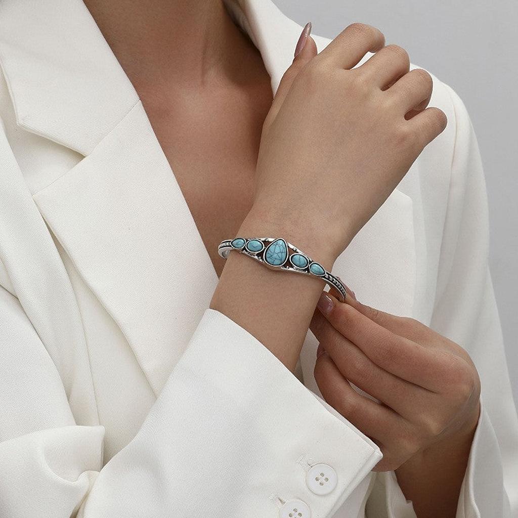 Brazalete abierto con gota turquesa · Plateado