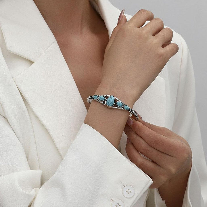 Brazalete abierto con gota turquesa · Plateado