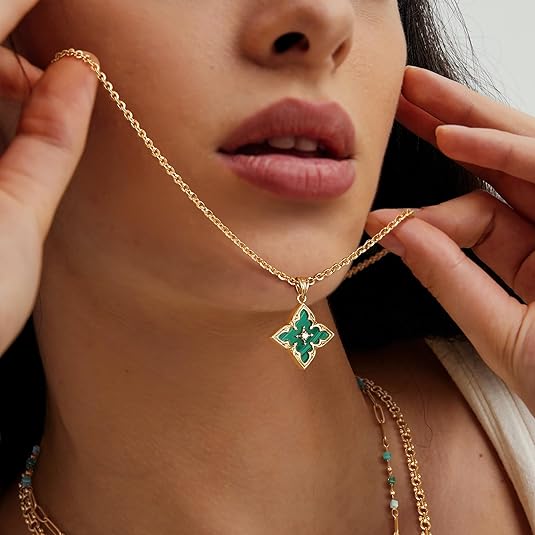 Colgante de trébol verde esmeralda · Dorado
