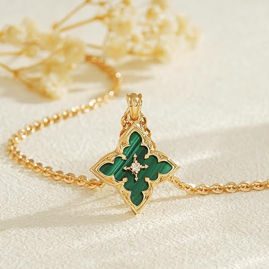Colgante de trébol verde esmeralda · Dorado