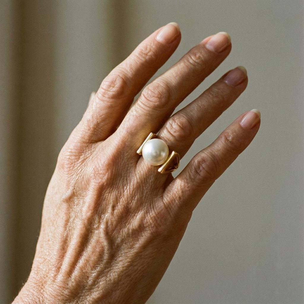 Anillo retro con cuenta perlada · Dorado