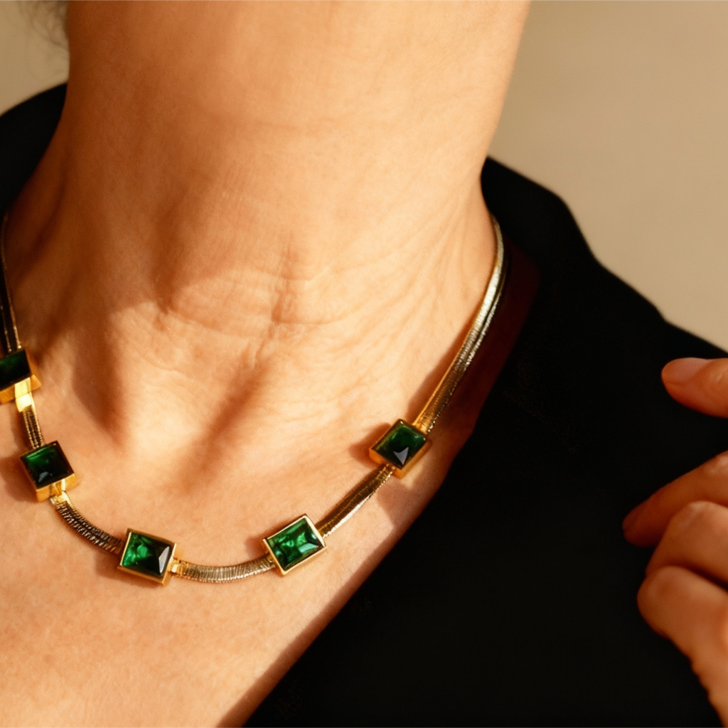 Collar retro con piedra verde