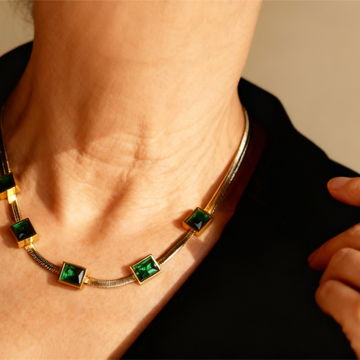 Collar retro con piedra verde