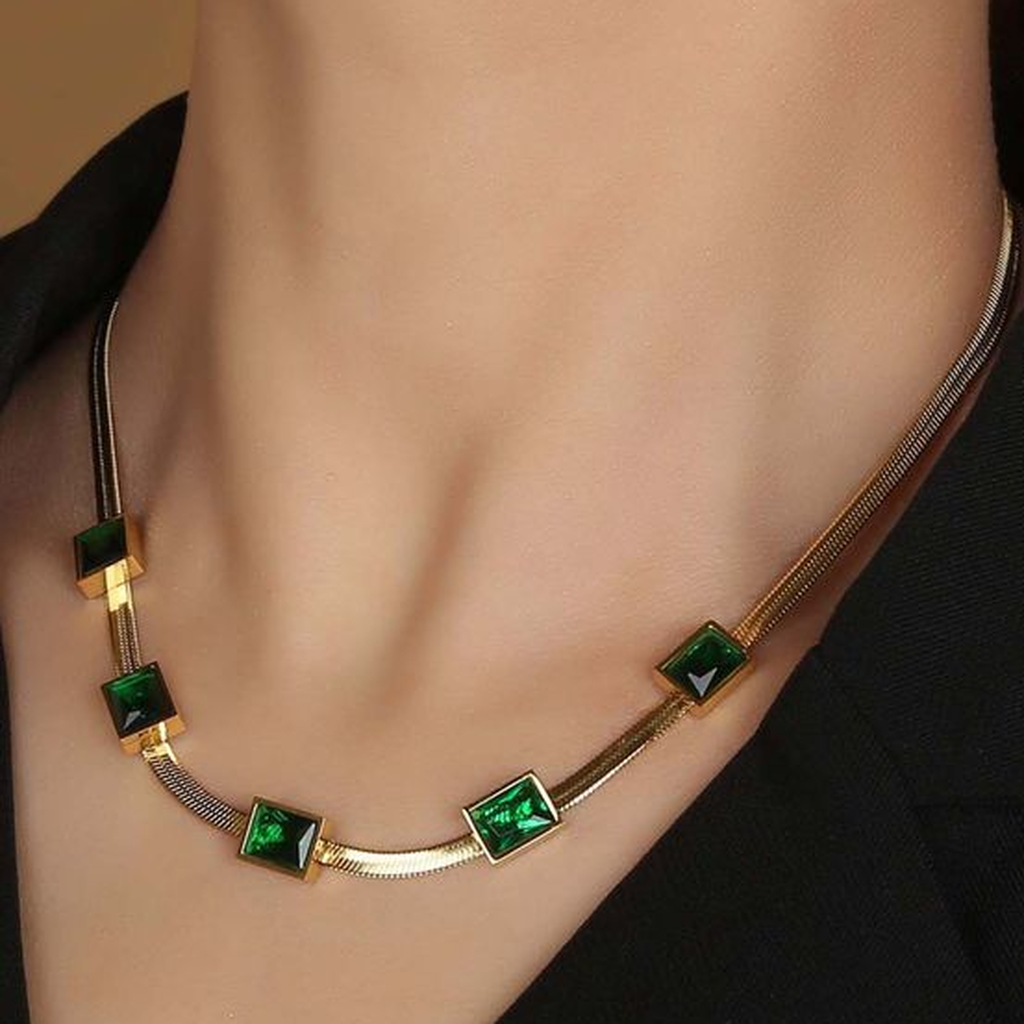 Collar retro con piedra verde