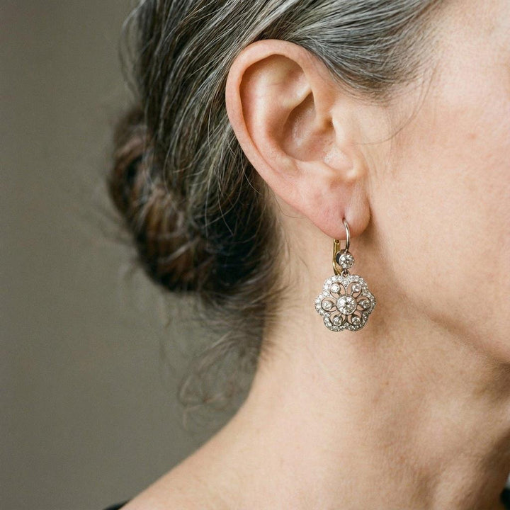 Pendientes retro de flor con brillos · Plateado