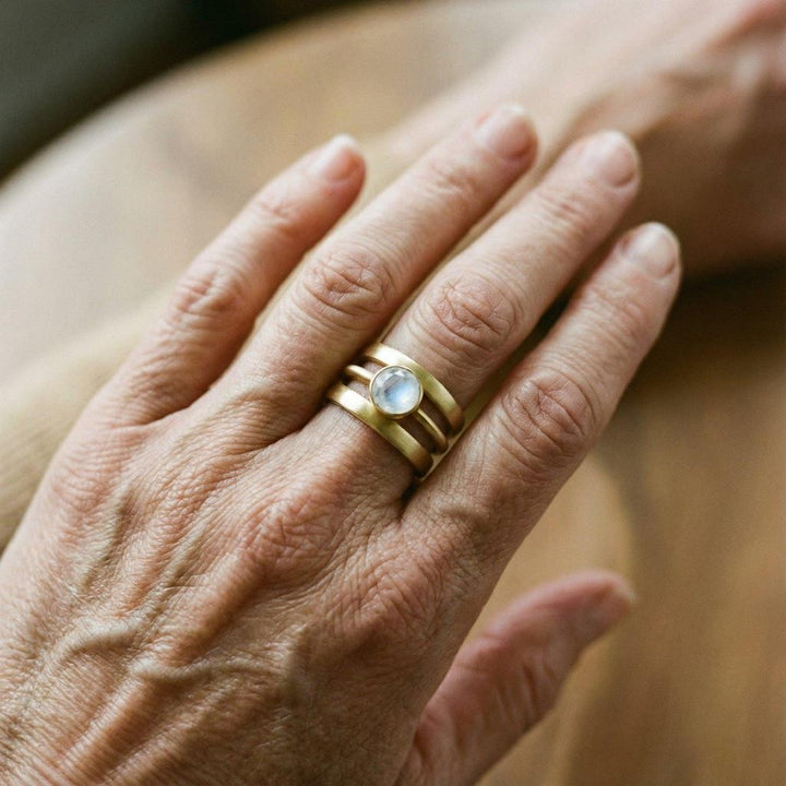 Anillo retro de tres bandas con piedra iridiscente · Dorado