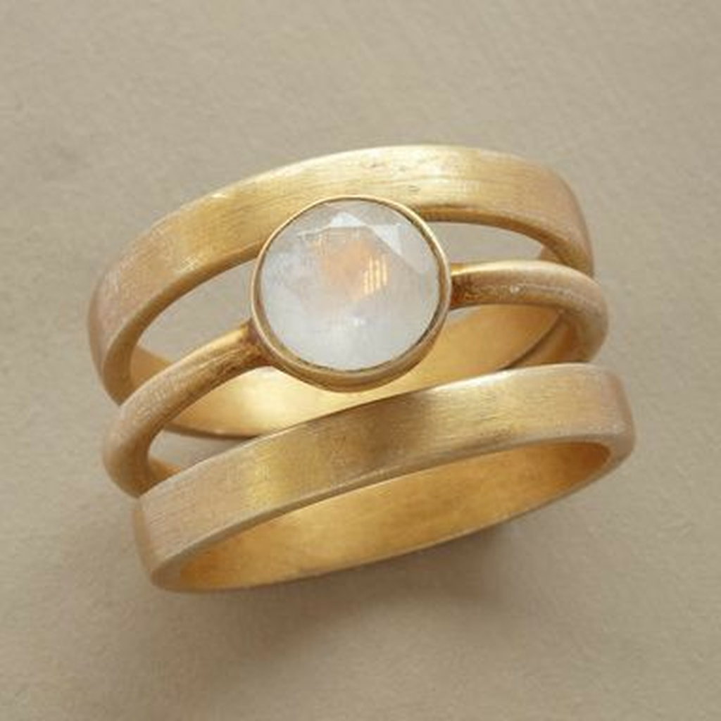 Anillo retro de tres bandas con piedra iridiscente · Dorado