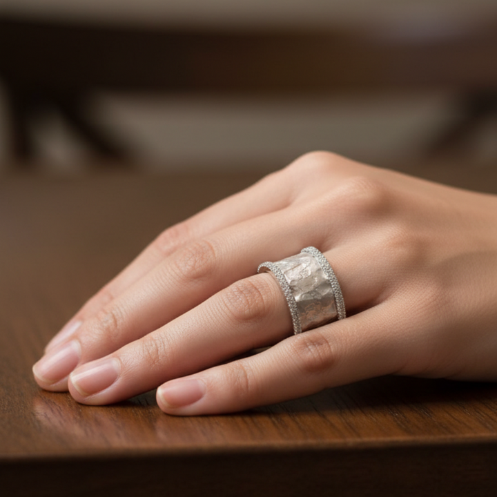 Anillo ancho texturizado con brillos · Plateado