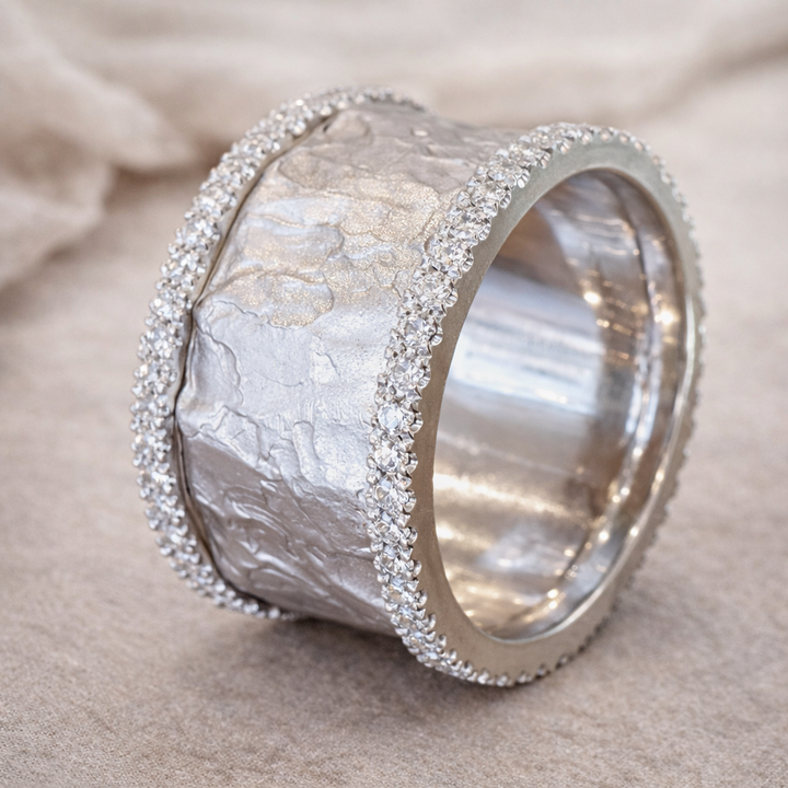 Anillo ancho texturizado con brillos · Plateado