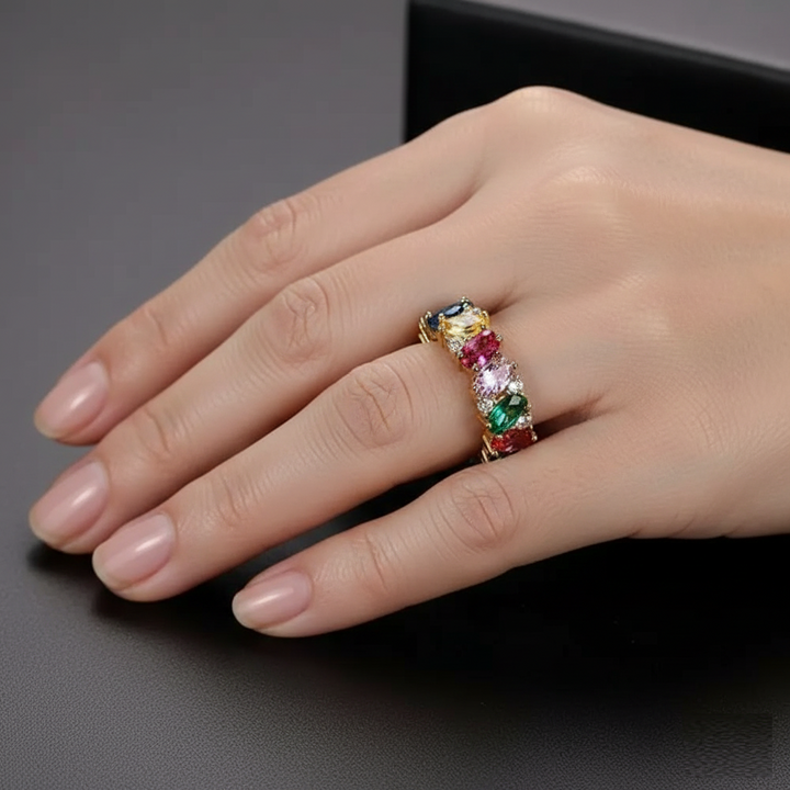 Anillo retro con brillos multicolor · Dorado