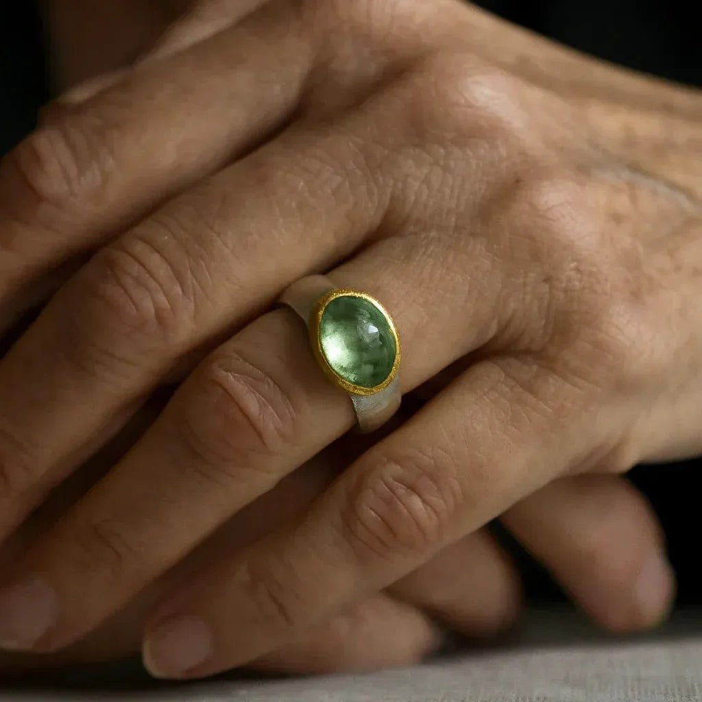 Anillo retro con piedra verde ovalada · Bicolor