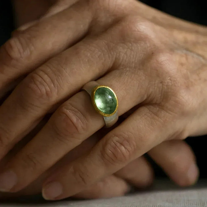 Anillo retro con piedra verde ovalada · Bicolor