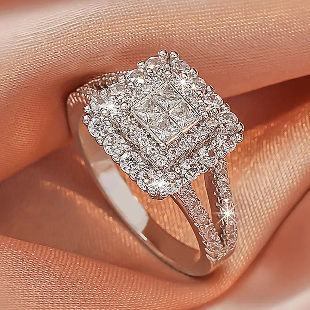 Anillo geométrico con halo de brillos · Plateado