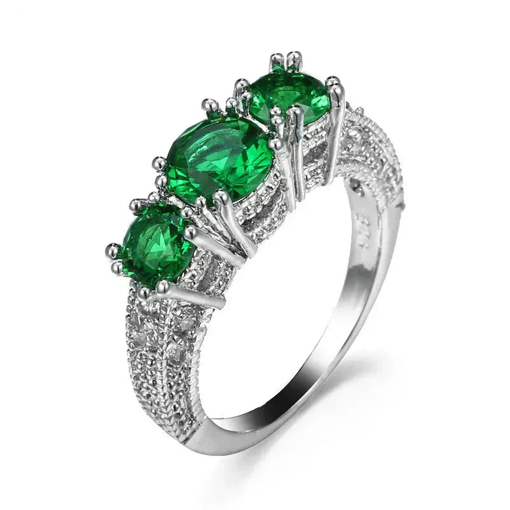 Anillo con tres piedras verde esmeralda