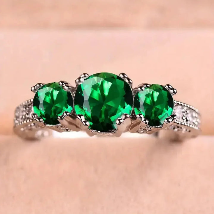 Anillo con tres piedras verde esmeralda