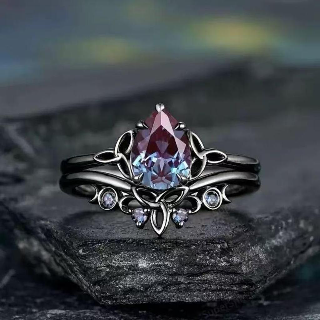 Anillo de nudos celtas con gota violeta · Negro