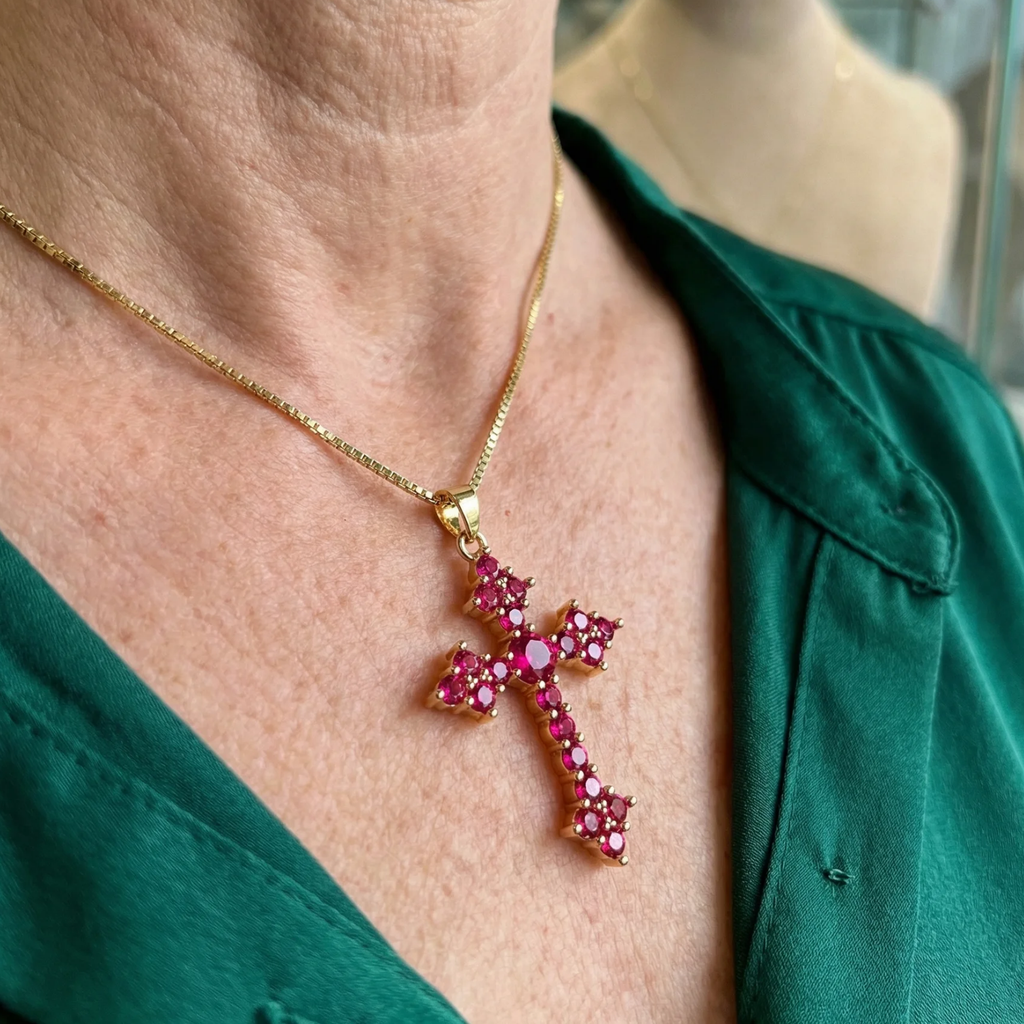 Collar con cruz en racimo rosa · Dorado