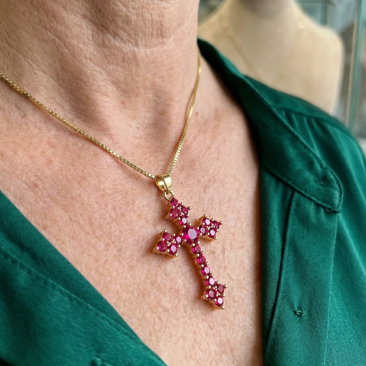 Collar con cruz en racimo rosa · Dorado