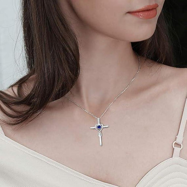 Collar con cruz y corazón azul zafiro · Plateado