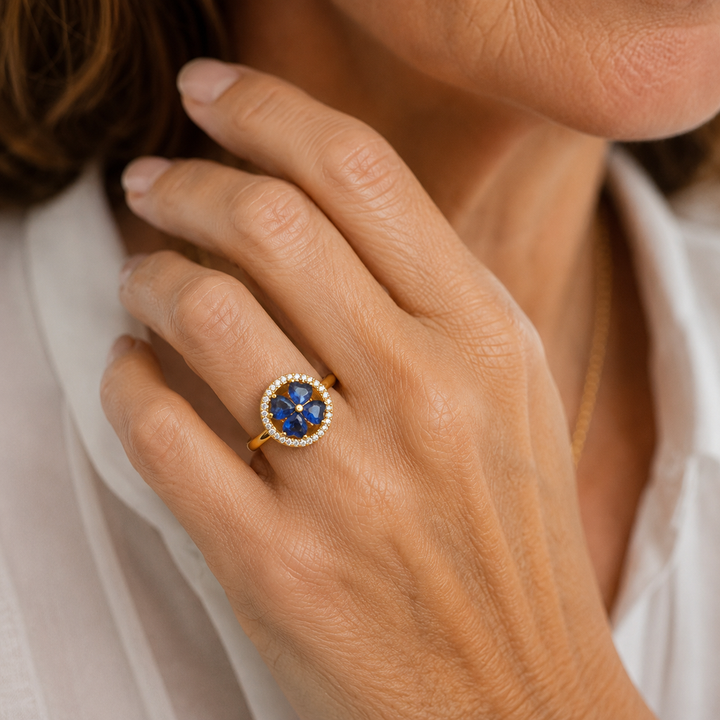 Anillo giratorio de corazones azul zafiro · Dorado
