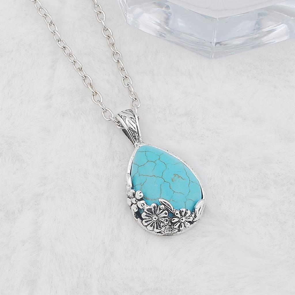Collar Serelle con colgante ornamental · Plateado