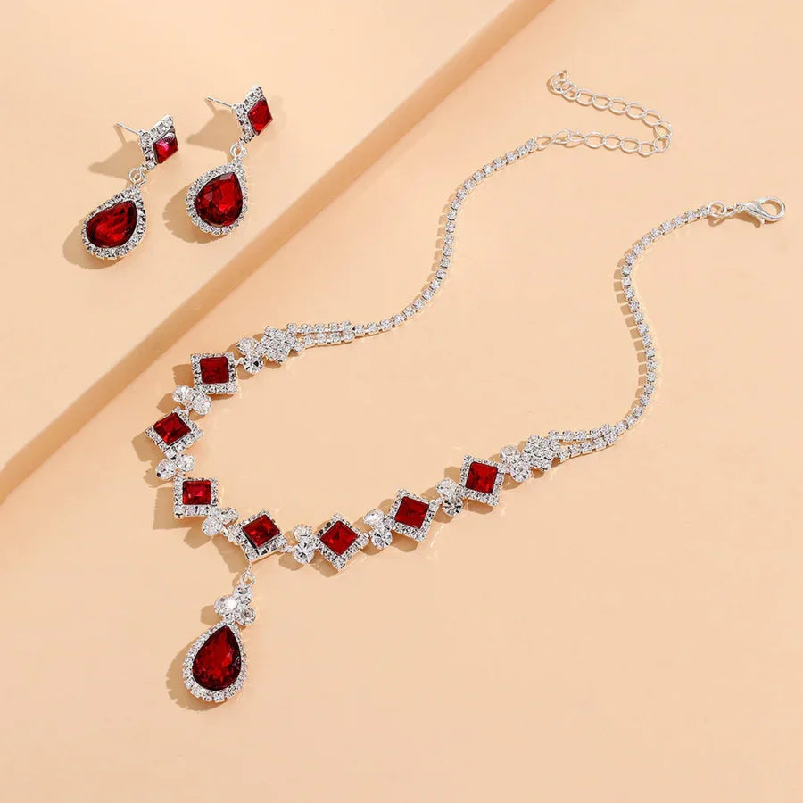 Set de collar corto y pendientes de gotas rojas · Plateado