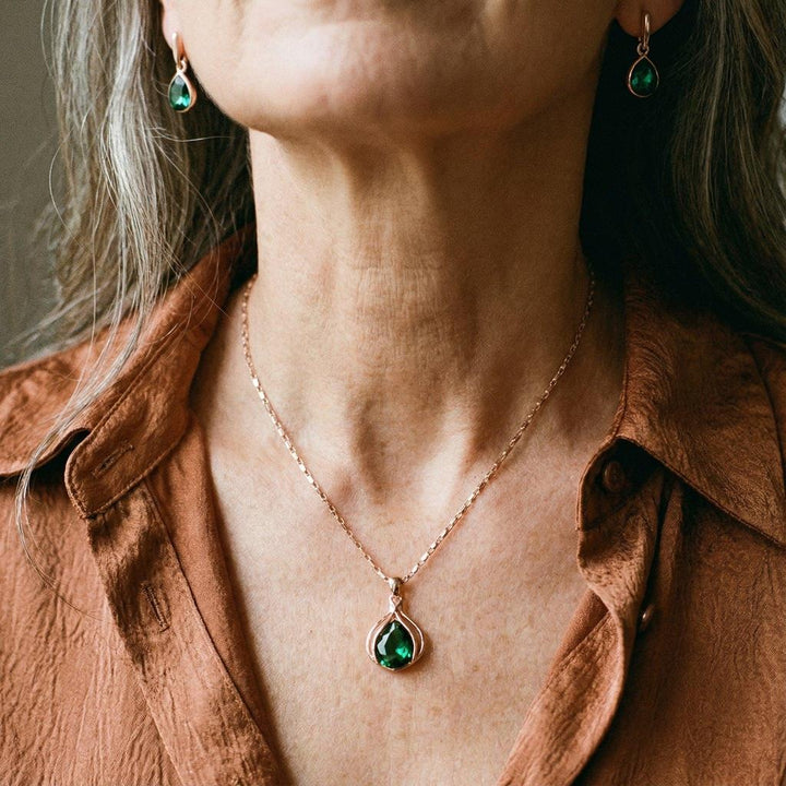 Conjunto de collar y pendientes con cristal verde · Dorado