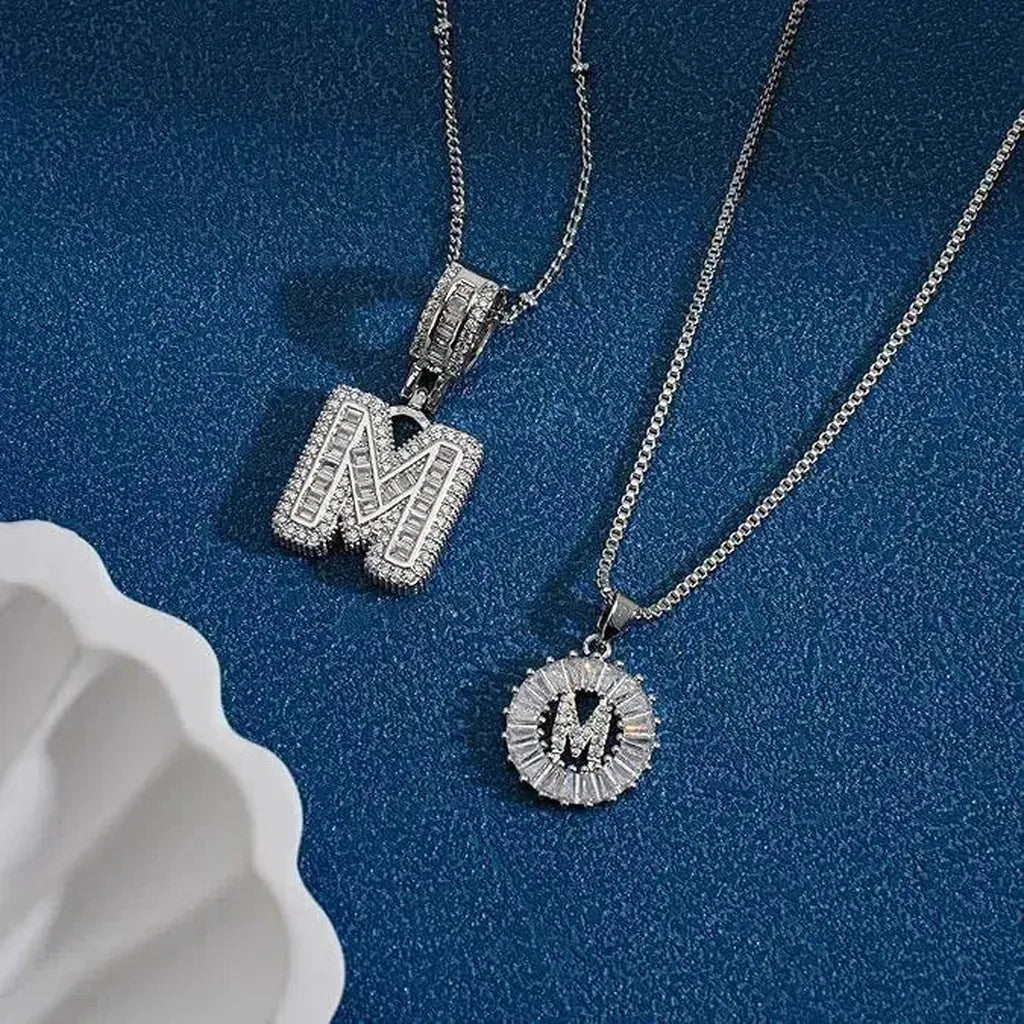 Conjunto de dos collares con inicial · Dorado o plateado