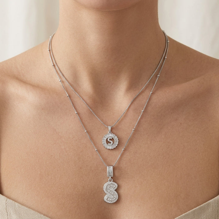 Conjunto de dos collares con inicial · Dorado o plateado
