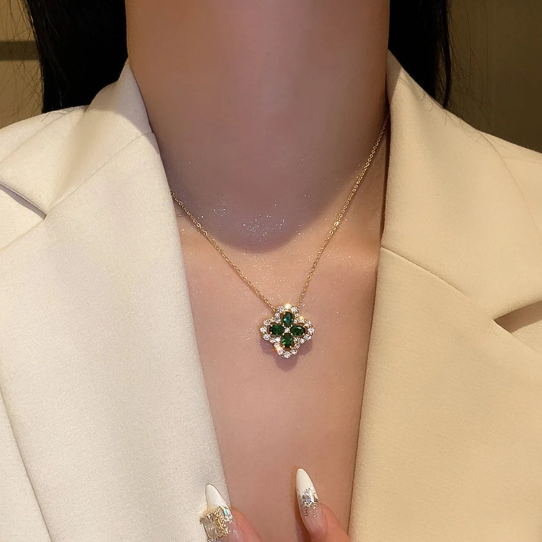 Collar trébol verde con brillos · Dorado