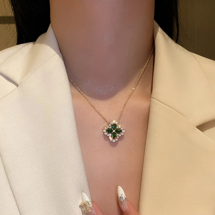 Collar trébol verde con brillos · Dorado
