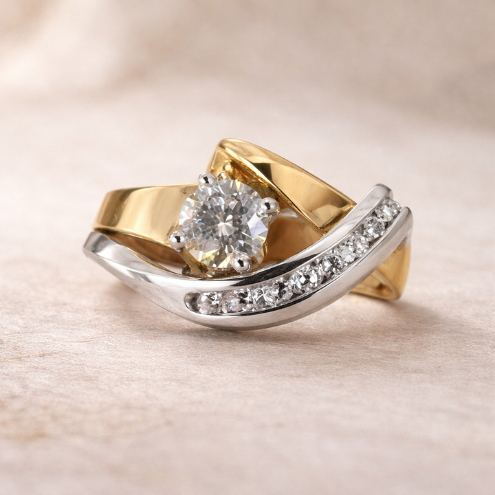 Anillo vintage irregular con brillos · Bicolor