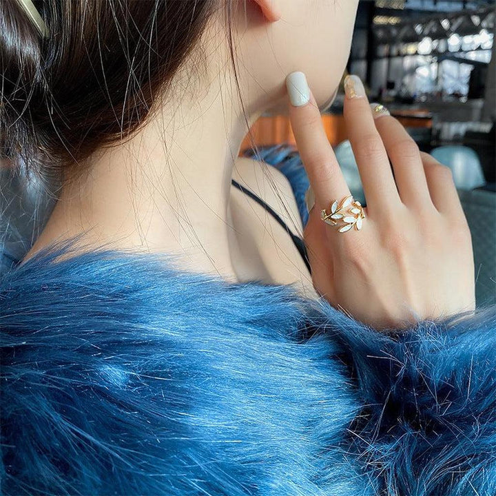Anillo ajustable de hojas efecto ópalo · Dorado