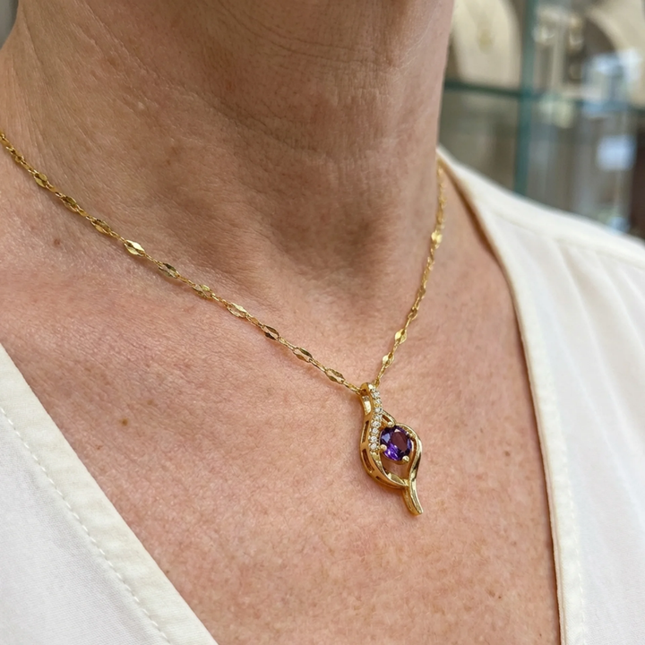 Collar Vespera con espiral violeta · Dorado