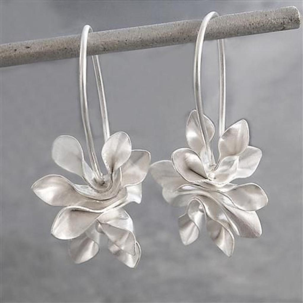 Pendientes vintage con flor irregular · Plateado