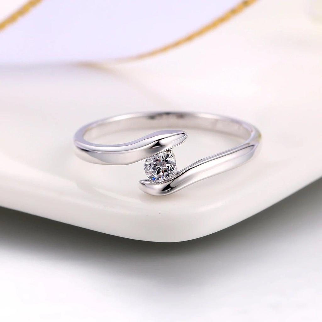 Anillo curvado con brillo central · Plateado