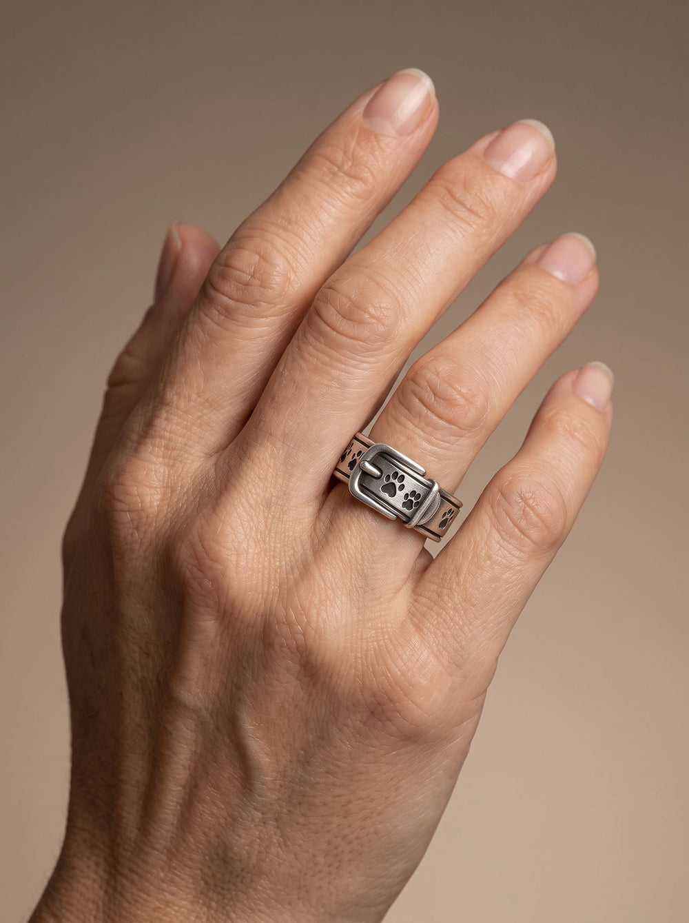 Mujer con anillo collar de perro