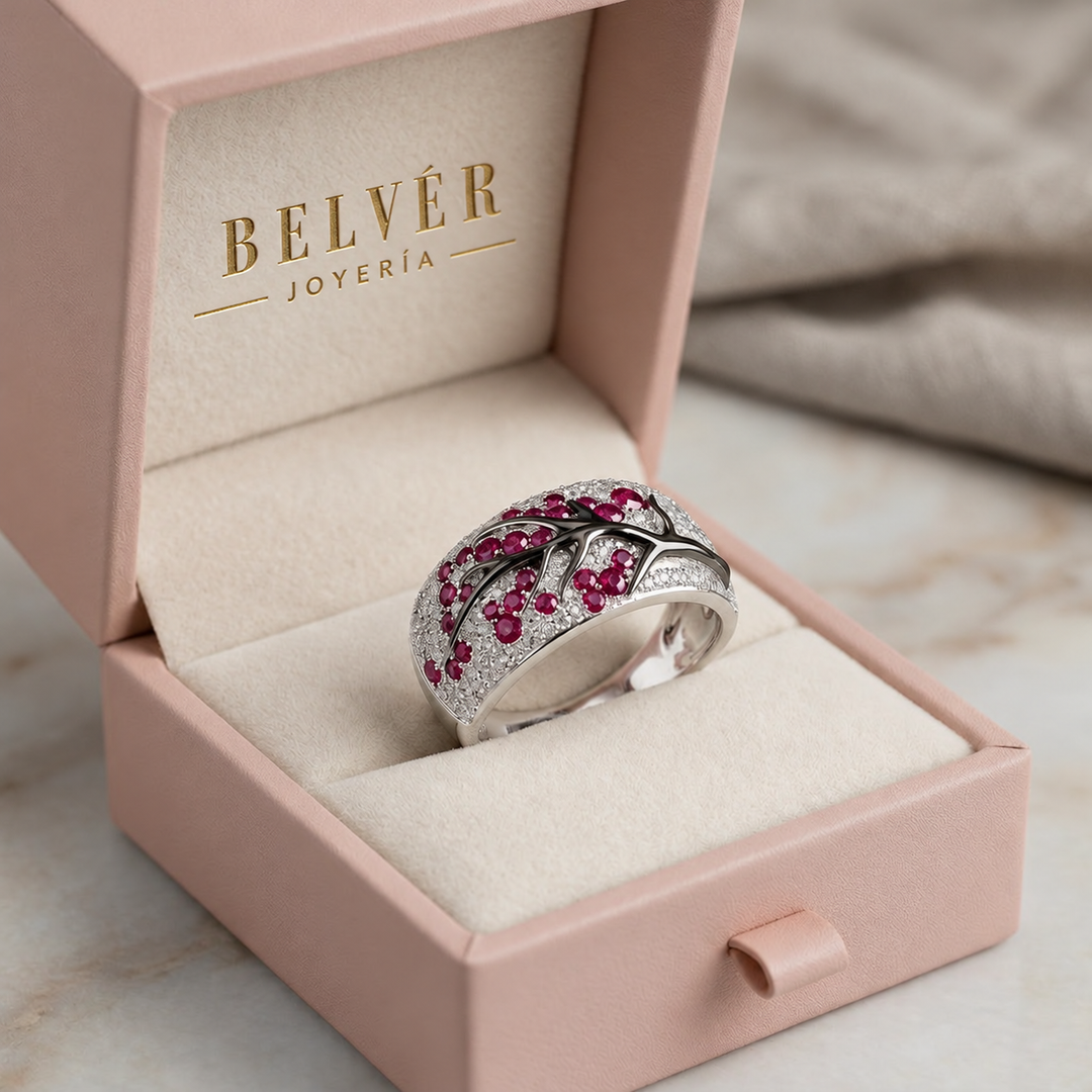 Anillo con flores rojo rubí · Plateado