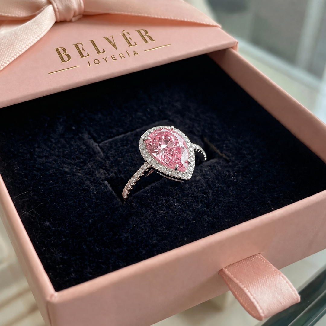 Anillo con piedra rosa en forma de gota · Plateado